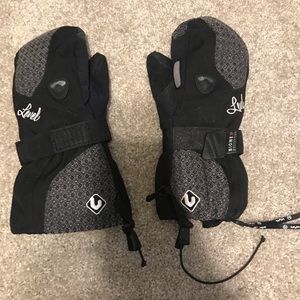Snowboard gloves with wrist support